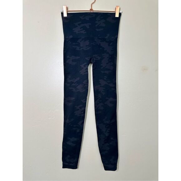 Spanx Knit Black and Gray Camo Leggings Size Small - Picture 2 of 4
